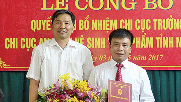 Ông Hoàng Văn Hảo, quyền giám đốc Sở Y tế Nghệ An trao quyết định bổ nhiệm ông Chu Trọng Trang (bìa phải) giữ chức Chi cục trưởng Chi cục An toàn vệ sinh thực phẩm tỉnh Nghệ An vào ngày 3-5 - Ảnh: Thanh Thanh