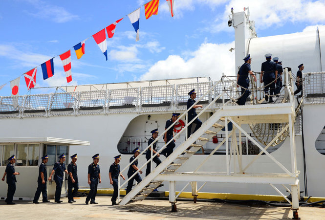Các thành viên của cảnh sát biển Việt Nam lên tàu CSB-8020 trong lễ bàn giao tại Căn cứ Tuần duyên Honolulu hôm 25/5/2017. Sau gần 50 năm phục vụ trong Tuần duyên Hoa Kỳ, cựu Tàu Tuần duyên Morgenthau chính thức được bàn giao cho Cảnh sát biển Việt Nam và được đổi tên thành CSB-8020 - Ảnh: Đại sứ quán Mỹ cung cấp