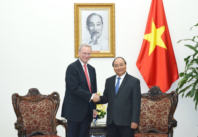 Thủ tướng Nguyễn Xuân Phúc tiếp Chủ tịch tập đoàn Alphabet - Ảnh: Baochinhphu