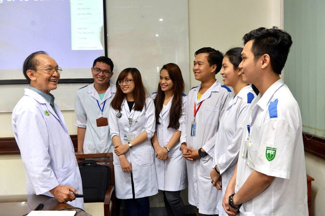 Bác sĩ Trần Đông A trao đổi nghiệp vụ cùng các sinh viên Trường ĐH Y khoa Phạm Ngọc Thạch (TP.HCM)Ảnh: D.PHAN