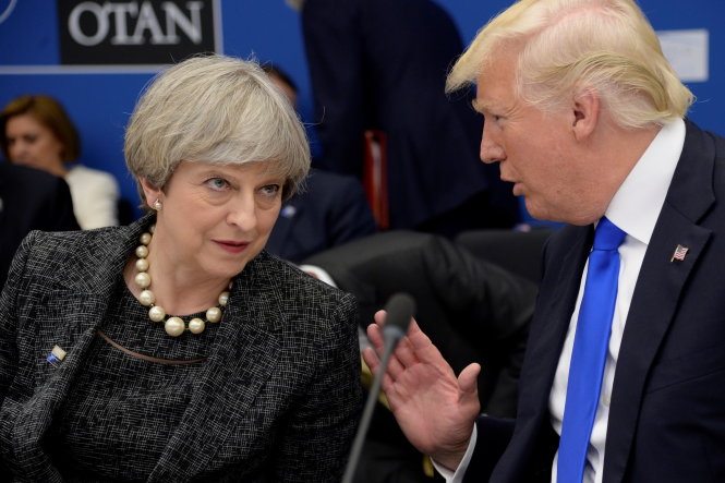 Tổng thống Mỹ Donald Trump (phải) trò chuyện với thủ tướng Anh Theresa May tại trụ sở NATO ở Brussels ngày 25-5 - Ảnh: Reuters