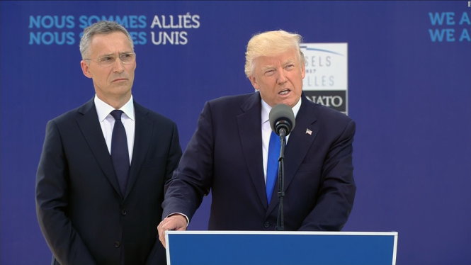 Tổng thống Donald Trump phát biểu tại trụ sở NATO hôm 25-5. Bên cạnh là Tổng thư ký NATO Jens Stoltenberg - Ảnh: Reuters