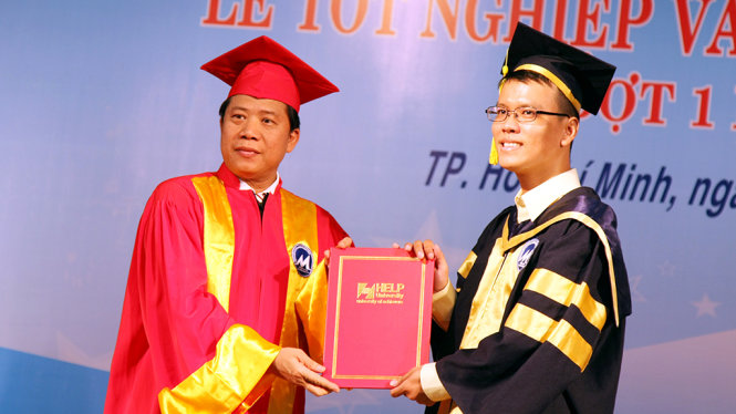 PGS.TS Phạm Hữu Hồng Thái trao bằng tốt nghiệp thạc sĩ cho các học viên chương trình liên kết giữa Trường ĐH Tài chính = marketing với Trường ĐH HELP (Malaysia) sáng 27-5 - Ảnh: TRẦN HUỲNH