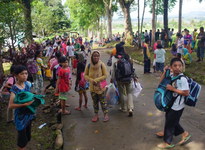 Mặc dù lực lượng quân đội đã giúp đỡ người dân sơ tán khỏi các ngôi làng xung quanh Marawi, nhưng cảnh tượng hỗn loạn vẫn diễn ra khắp nơi khi người dân ồ ạt tháo chạy - Ảnh: EPA