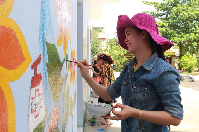 Cô giáo mỹ thuật Ni Na, Trường tiểu học Trần Phú, chịu trách nhiệm lên ý tưởng để cô trò chung tay vẽ - Ảnh: TRẦN MAI