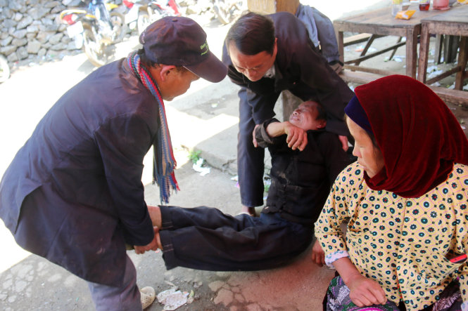 Một người đàn ông say mèm, nằm ngay giữa khu đình chợ Sà Phìn - Ảnh: NGỌC HIỂN