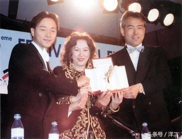 Trương Quốc Vinh, nhà sản xuất Từ Phàm và đạo diễn Trần Khải Ca nhận giải Cành Cọ Vàng - Ảnh: Sina