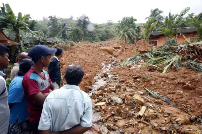 Tại làng Bellana ở Agalawatte, cách thủ đô Colombo 84km, một vụ lở đất đã chôn vùi 4 ngôi nhà và giết chết ít nhất 10 người - Ảnh: EPA
