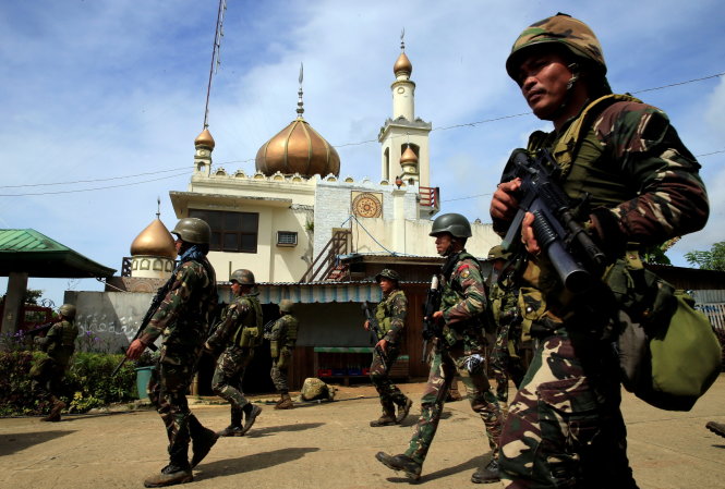 Binh sĩ Philippines tiến vào nhiều điểm của thành phố Marawi ngày 25-5 - Ảnh: Reuters