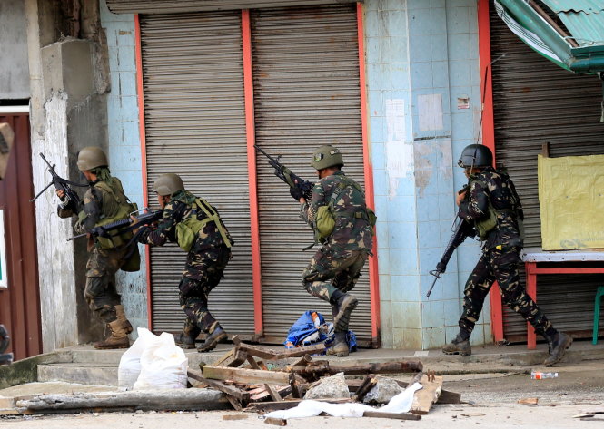 Với sự hỗ trợ tốt của xe bọc thép và trực thăng, binh sĩ Philippines đang tiến bước - Ảnh: Reuters