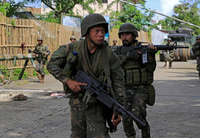 Binh sĩ Philippines lùng xục từng ngóc ngách để tìm nhóm phiến quân - Ảnh: Reuters