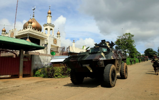 Xe bọc thép dẫn quân vào thành phố Marawi ngày 25-5 - Ảnh: Reuters