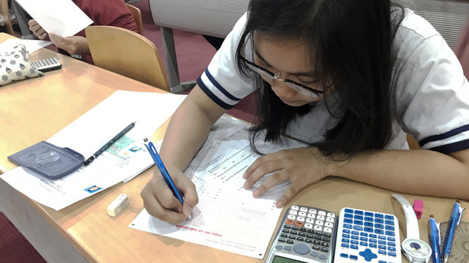Thí sinh làm bài thi kiểm tra năng lực môn toán tại Trường ĐH Quốc tế (ĐHQG TP.HCM) sáng 27-5 - Ảnh: Bích Ngọc