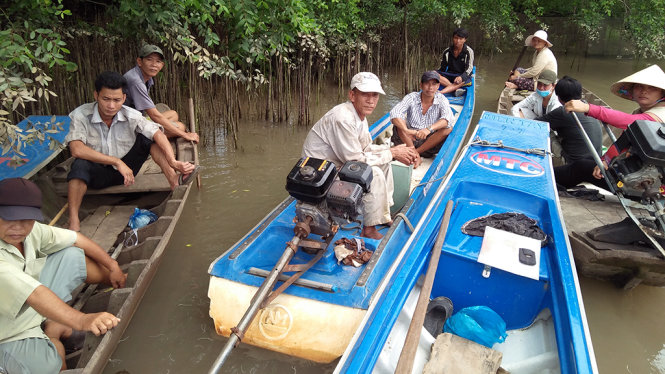 Hàng chục ghe của người dân 2 xã Phú Thành và Mỹ Hòa cùng chuẩn bị tiến ra sông xua xáng cạp - Ảnh: Hạnh Nguyễn