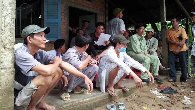 Nhiều người dân là chủ ao cá bên TP Cần Thơ cũng tăng cường lực lượng sang hỗ trợ - Ảnh: Hạnh Nguyễn