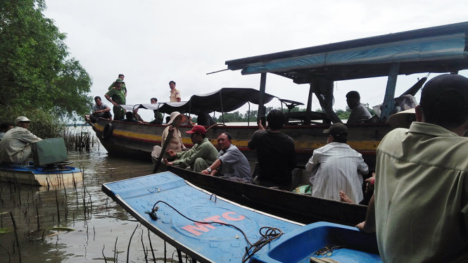 Đoàn công tác gồm Công an, phòng TN-MT huyện Trà Ôn và Cảnh sát đường thủy có mặt nhưng đành “bất lực” - Ảnh: Hạnh Nguyễn