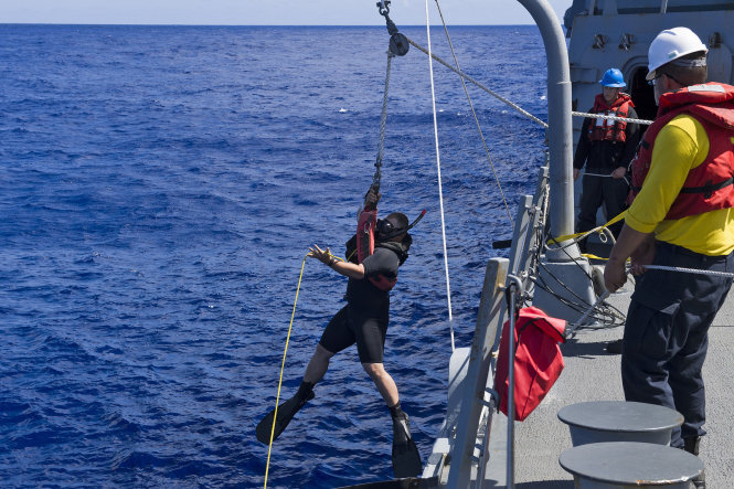 Truyền thông Mỹ dẫn lời một quan chức giấu tên nói tàu khu trục USS Dewey đã diễn tập cứu người rơi khỏi tàu khi đang di chuyển trong vùng nước 12 hải lý xung quanh đá Vành Khăn ngày 25-5. Trong ảnh: USS diễn tập cứu hộ trên biển tháng 4-2017 - Ảnh: USPACOM