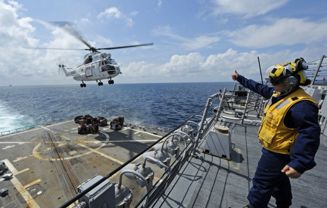 Trực thăng AS-332 Super Puma hạ cánh trên sàn đáp cuối boong tàu USS Dewey tháng 1-2012 - Ảnh: USPACOM