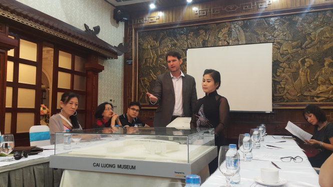 Nghệ sĩ Linh Huyền và kiến trúc sư Matthew trình bày về mô hình của bảo tàng - Ảnh: Nguyễn Lộc