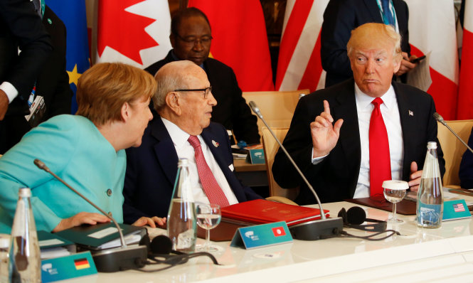 Ông Trump (phải) trao đổi với Thủ tướng Đức Angela Merkel (trái) và tổng thống  Tunisia  Beji Caid Essebsi tại hội nghị G7 - Ảnh: Reuters
