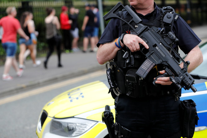 Lực lượng an ninh Anh canh gác ở trung tâm Manchester ngày 27-5 - Ảnh: Reuters
