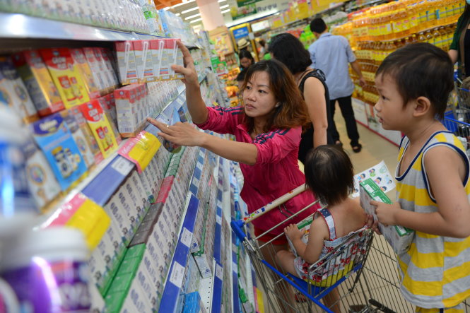 Khách hàng giữa “rừng” sản phẩm sữa tại một siêu thị ở TP.HCM - Ảnh: Quang Định