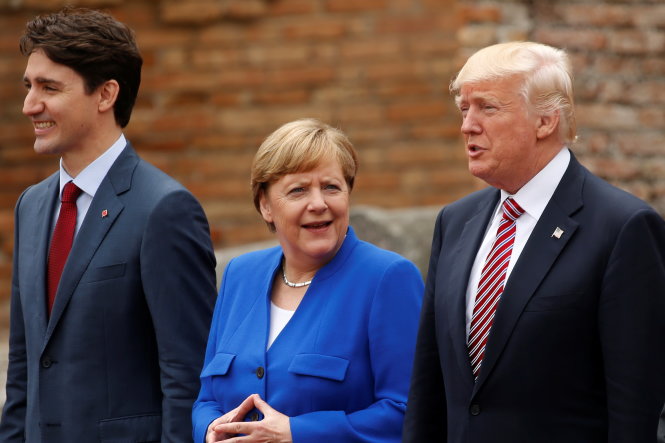 Từ phải sang: Tổng thống Mỹ Donald Trump, Thủ tướng Đức Angela Merkel và Thủ tướng Canada Justin Trudeau trong lúc chờ chụp ảnh nhóm ngày 26-5 - Ảnh: Reuters