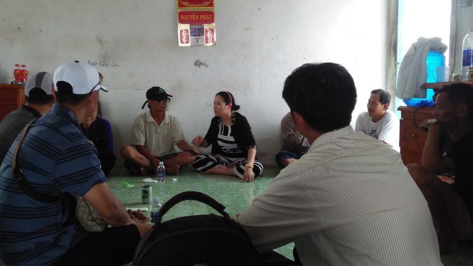 Đại diện dân hai xã Phú Thành, Mỹ Hòa đối thoại cùng chủ doanh nghiệp khai thác cát dưới sự chứng kiến của nhiều cơ quan báo chí sáng 28-5 - Ảnh: Hạnh Nguyễn