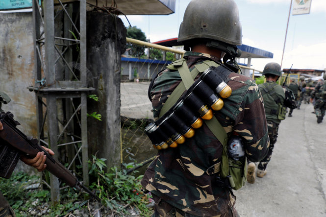 Binh sĩ của Lực lượng vũ trang Philippines tham gia chiến dịch trấn áp nhóm khủng bố Maute tại thành phố Marawi của Philippines - Ảnh: Reuters