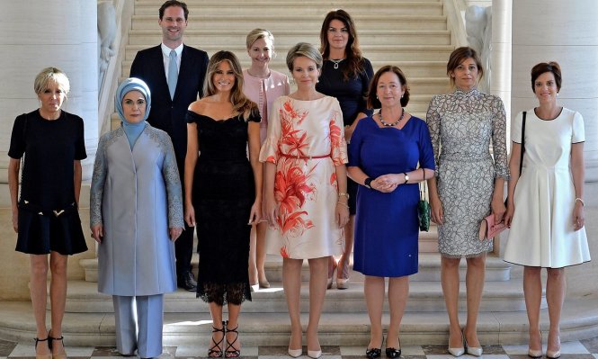 Ông Gauthier Destenay (ngoài cùng bên trái hàng trên) người phối ngẫu cùng thủ tướng Luxumburg, chụp ảnh chung với các phu nhân lãnh đạo thế giới tham dự hội nghị thượng đỉnh NATO tại Brussels - Ảnh: EPA
