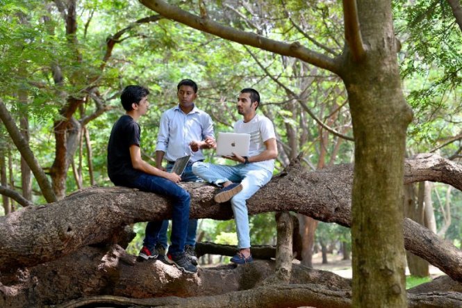 Các hacker thiện chí Anand Prakash (phải), Shashand (trái) và Rohit Raj (giữa) gặp nhau tại một công viên ở Bangalore, Ấn Độ - Ảnh: AFP