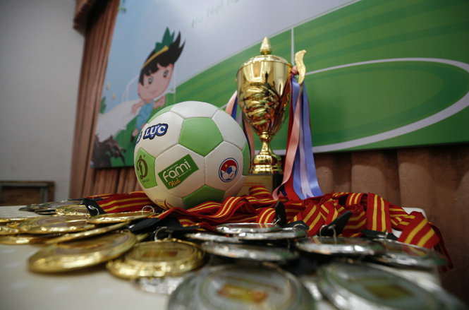 Cúp vô địch, trái bóng và huy chương chính thức của giải đấu năm nay - Ảnh: NAM TRẦN