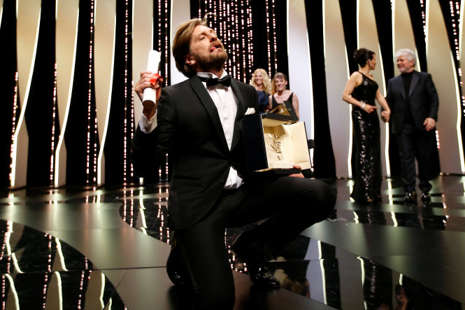 Ruben Ostlund - đạo diễn của The Square, chủ nhân của giải Cành cọ vàng tại LHP Cannes đã có màn ăn mừng trên sân khấu không thể ngầu hơn được nữa - Ảnh: Reuters