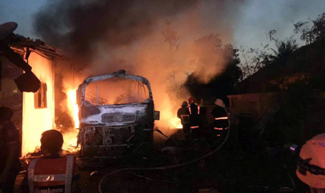 Hiện trường vụ cháy xe khách tại Lào khiến một người tử vong - Ảnh: Tuấn Lưu