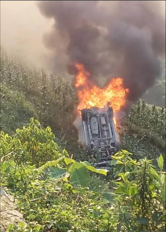 Chiếc xe bị mất lái lao xuống vực và bốc cháy - Ảnh: FB Laocaionline