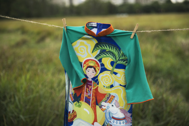 Truyện cổ tích Tấm Cám trong một mẫu áo dài trẻ em của Thuận Việt - Ảnh: K.C