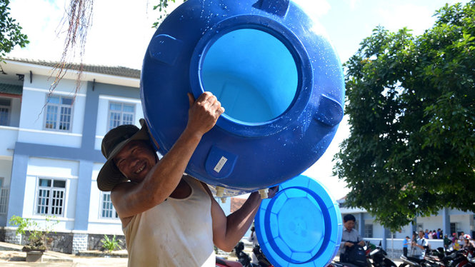 Người dân xã Sông Hinh vui mừng khi nhận được bồn chứa nước từ chương trình của Tuổi Trẻ - Ảnh: DUY THANH