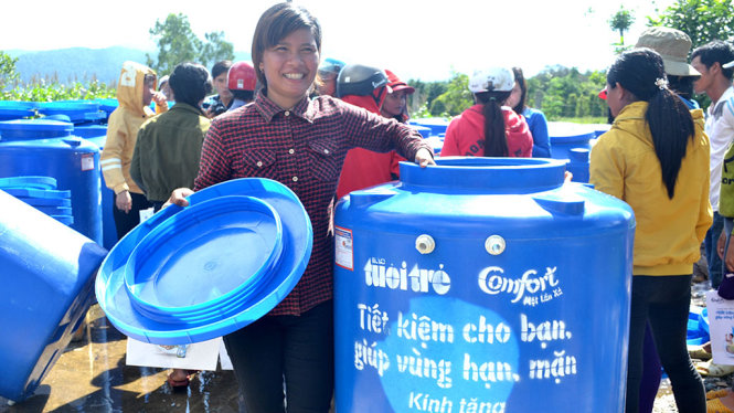 Người dân xã Sông Hinh vui mừng khi nhận được bồn chứa nước từ chương trình của Tuổi Trẻ - Ảnh: DUY THANH