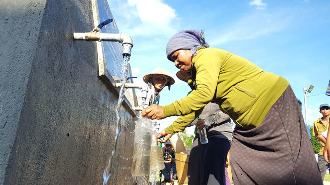 Những phụ nữ ở buôn Kít (xã Sông Hinh) lấy nước từ công trình giếng bơm vừa khánh thành chiều 30-5 - Ảnh: DUY THANH