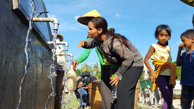 Những phụ nữ ở buôn Kít (xã Sông Hinh) lấy nước từ công trình giếng bơm vừa khánh thành chiều 30-5 - Ảnh: DUY THANH