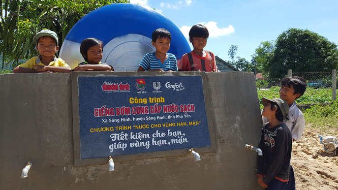 Trẻ em buôn Kít vui mừng vì có giếng bơm nước sạch - Ảnh: DUY THANH