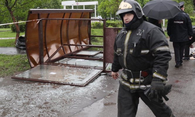 Hiện trường tại trạm xe bus bị đổ đã khiến một người thiệt mạng trên phố Kirovogradskaya ở Matxcơva - Ảnh: Tass