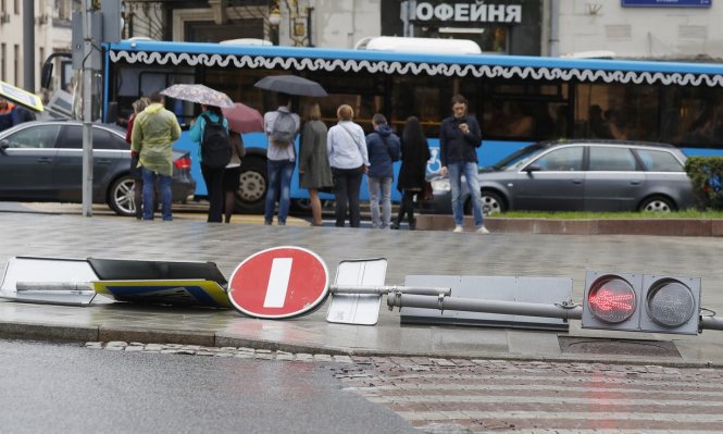 Một trụ đèn giao thông tại trung tâm Matxcơva bị đổ trong cơn bão mạnh - Ảnh: Tass