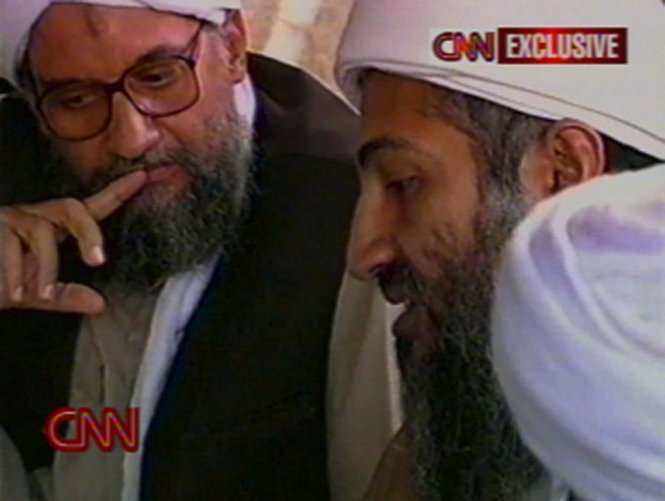 Ayman al-Zawahiri (trái) và Osama bin Laden họp bàn tại một căn cứ ở Afghanistan năm 1998 - Ảnh: CNN