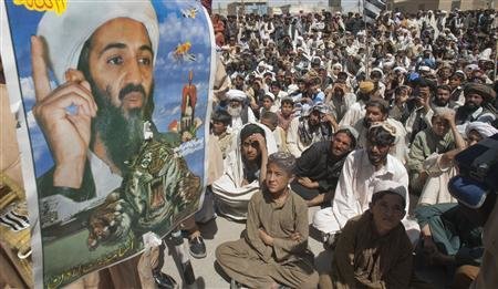 Một bức hình của Osama bin Laden xuất hiện trong cuộc biểu tình chống Mỹ ở Pakistan năm 2011 - Ảnh: Reuters