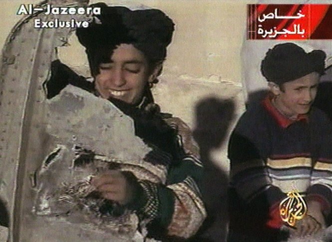 Đứa trẻ đang cười được cho là Hamza bin Laden, con trai của trùm khủng bố Osama bin Laden. Tấm ảnh được chụp từ năm 2001 này là bằng chứng duy nhất về sự tồn tại của con trai trùm khủng bố - Ảnh: AP