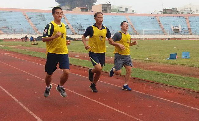Bài thi kiểm tra thể lực của các trọng tài và trợ lý trọng tài giải bóng đá hạng nhất quốc gia vào sáng 30-5 trên sân Chi Lăng (Đà Nẵng). Ảnh: P.NGỌC