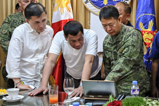 Tổng thống Rodrigo Duterte (giữa) trong buổi làm việc với tướng tham mưu trưởng Eduardo Ano (phải) về tình hình chiến sự ở Marawi ngày 29-5 ở Mindanao - Ảnh: Rappler