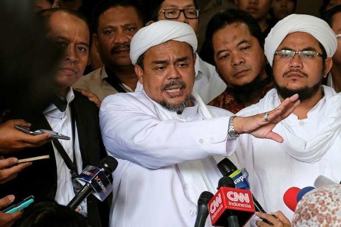 Giáo sỹ Habib Rizieq - thủ lĩnh Diễn đàn bảo vệ Hồi giáo phát biểu sau phiên tòa xét xử cựu thị trưởng Jakarta Basuki Tjahaja Purnama tội báng bổ kinh Koran hồi tháng 2 - Ảnh: Reuters