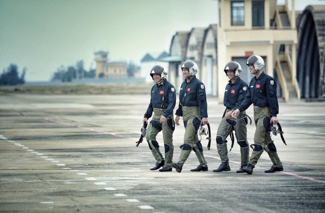 Bốn thế hệ phi công chiến đấu của E910  Giảng đường trên mây - Ảnh: ĐPCC